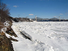 En hiver, près du pont Pierre-Laporte.