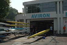 Vue d’un garage à bateaux devant lequel sont sortis quelques embarcations.