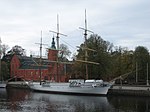 Najaden framför Halmstads slott.