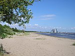 Västra stranden med hamnen i bakgrunden.