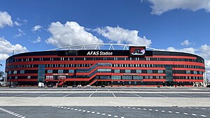 Die Frontseite des AFAS Stadions im April 2022