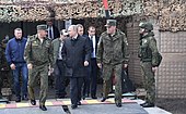 Presiden Vladimir Putin (tengah), menteri pertahanan Sergey Shoygu (kiri), dan kepala staf umum Valery Gerasimov (kanan) saat latihan militer Vostok 2018