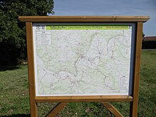 grand panneau explicatif pour les randonneurs, comportant la carte détaillée de tous les chemins de randonnée balisés par l'association Vallée des Rocs