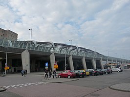 Het plein dienend als parkeerterrein voor het stadskantoor in 2017. Metrostation in aanbouw.