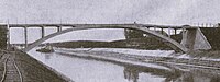 Boogbrug over het kanaal naar de Mark onder Oosterhout. Bij deze boogbrug rust het rijdek op kolommen. Foto circa 1910