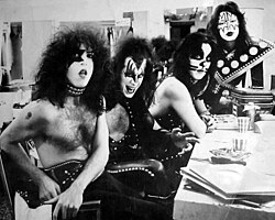 Původní sestava v roce 1975 Zleva: Paul Stanley, Gene Simmons, Peter Criss a Ace Frehley