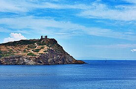 Le Cap Sounion, avec le sanctuaire de Poséidon et d'Athéna à son sommet.