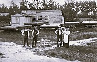 De houten puntdeuren van Sluis V zijn ter plekke vervaardigd en liggen klaar om ingehangen te worden. Foto 1919.