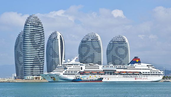 Paquebot dans la baie de Sanya.