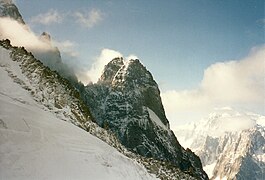 Les Drus, tels qu'ils apparaissent durant l'ascension de la petite aiguille Verte vers le milieu de l'été 2003 ; entre le petit et le grand Dru, le couloir nord des Drus.