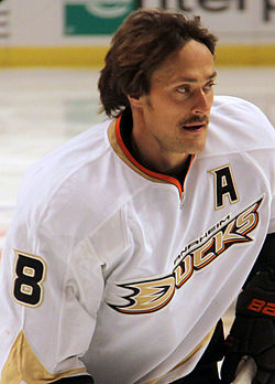 Lähikuva Teemu Selänteestä lämmittelemässä ennen ottelua.