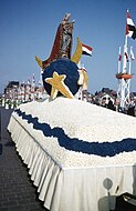 Sterre der Zee als bloemenkoningin op de Sint-Servaasbrug, 1955