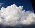 Nube cumulonimbus, al lado de un vórtice de herradura