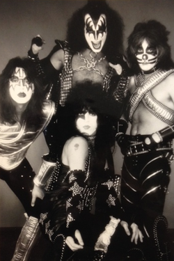 A KISS klasszikus felállása 1977-ben. Balról-jobbra: Ace Frehley, Gene Simmons, Peter Criss és Paul Stanley.