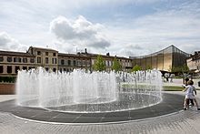 Photographie de la place Lapérouse et sa fontaine avec le Grand Théâtre des Cordeliers en arrière-plan