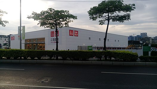 Uniqlo vendejo en Xinzhuang Distrikto, Nova Taipei, Tajvano.