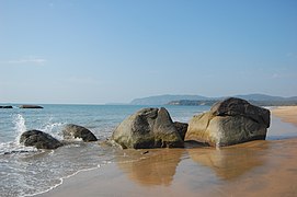 Rochers sur la plage de Palolem à Canacona, dans le Goa méridional. Un des lieux de tournage du film américain La Mort dans la peau.