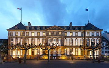 Français : Hôtel de ville au crépuscule - façade côté Place Broglie