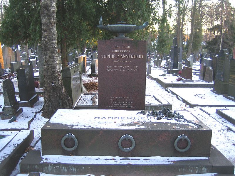 File:Sophie Mannerheim grave.jpg