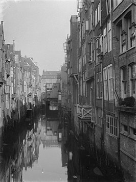 Zicht op de Voorstraatshaven tussen de Visbrug en de Tolbrug, 1921.