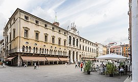 Piazza dei Signori v središču mesta.