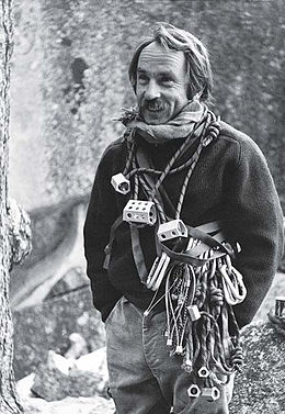 Zwart-wit portret van Yvon Chouinard met klimuitrusting