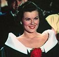 Barbara Hale, como a esposa de Jolson, também em cena do trailer