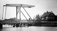 De Broeksche ophaalbrug in het Wilhelminakanaal te Dongen. Op de achtergrond de bedrijfsgebouwen bij de loswal. Foto 1916.