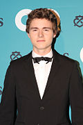 Callan McAuliffe interprète Alden