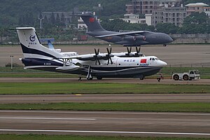 AVIC AG-600 na Airshow China 2016. V pozadí transportní letoun Xian Y-20.