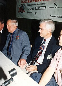 Víktor Gorbatkó y astronauta de EE. UU. Michael Clifford en acto en Castelldefels el 25 de junio de 1994, con las manos cogidas en señal de amistad tras Guerra Fría