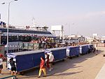 Passagiers vanaf Vlieland stappen in Harlingen van de boot