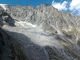 Le glacier du Mont-Fréty dominé par la dent de Jétoula vu en contre-plongée depuis le Skyway Monte Bianco.