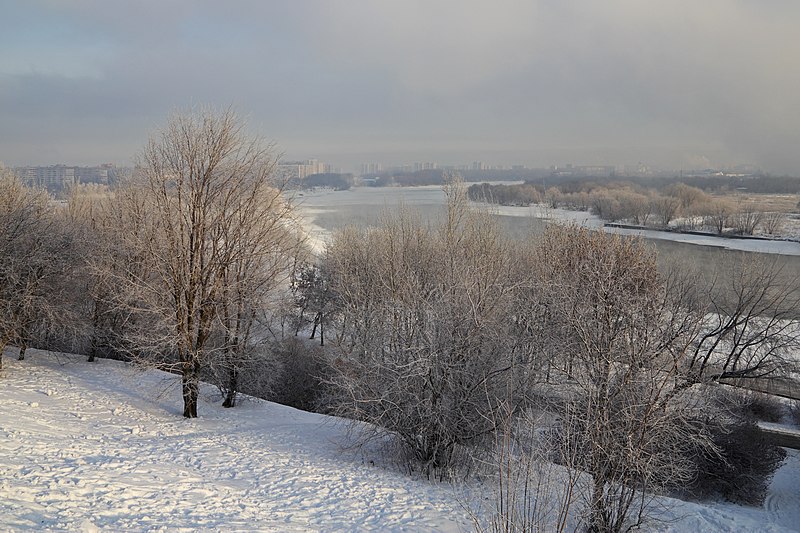 File:Kolomenskoe in white - Dec12 - 07 view from hill.jpg