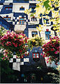 Fenster- und Fassadengestaltung wiederholen sich an der Gartenfassade, in der Architektur eher unüblich