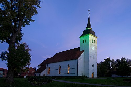 Viljandi Jaani kirik õhtul