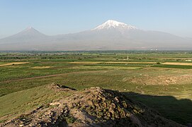 Câmpia Ararat și cele două conuri vulcanice principale ale masivului omonim