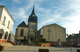 Vue générale de l'église ainsi que la place principale de la ville.