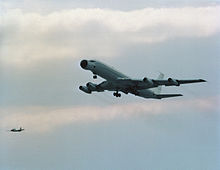 707 peint en gris et blanc, avec les insignes de l'US Air Force. Son nez a été modifié, avec un énorme carénage protubérant.