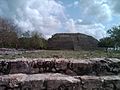 Pyramide in Izamal, deren Sockel aus der Klassik 200 m Länge und 36 m Höhe aufweist, der postklassische 10stufige Aufbau misst 50 × 30 m