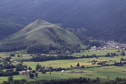 Le Poey d'Accous (652 m) domine le village].