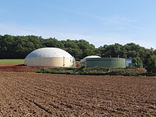 image montrant un bâtiment cylindrique récent surmonté d'une coupole qui est le cœur de l'unité de fabrication de méthane