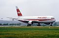 Boeing 767-200ER linii Trans World Airlines na płycie Portu lotniczego Londyn-Gatwick (1986)