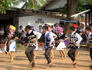 Học sinh Hmông múa, 2013