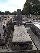 Photographie d’une tombe dans un cimetière.