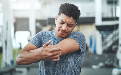 person holding arm