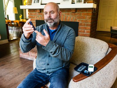 man testing his blood sugar