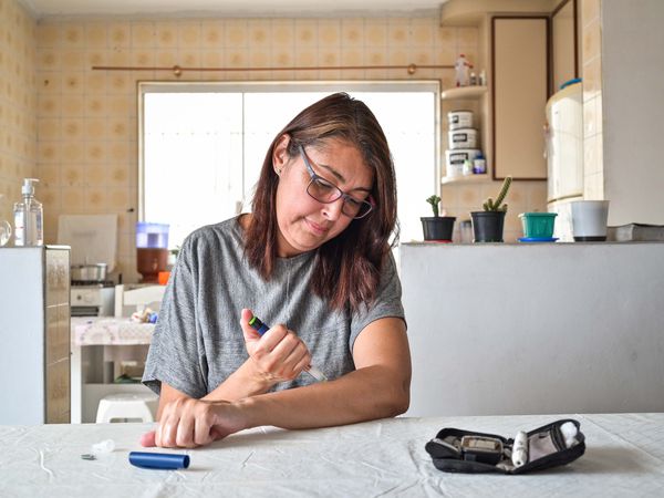 woman injecting insulin