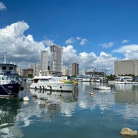 Foto diambil di Harbour Square oleh Dette A. pada 11/6/2021