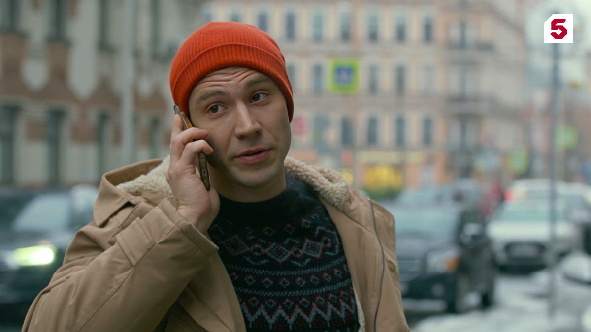 Свечи, три аккорда и Ваше Высочество: актер сериала «Великолепная Пятерка» написал песню для своего героя